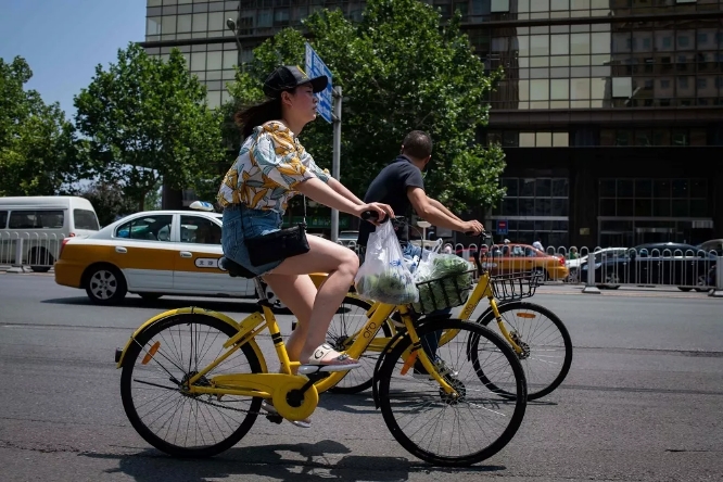 北京街头人们骑着共享单车